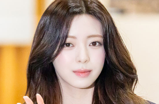 Yuna, the Idol with the Best Body in K-Pop (ITZY Member) - Queens Village - 1