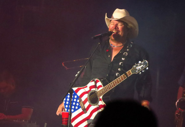 6천억 넘는 재산을 남기고 아깝게 죽은 컨트리 가수, Toby Keith - Las Vegas - 1