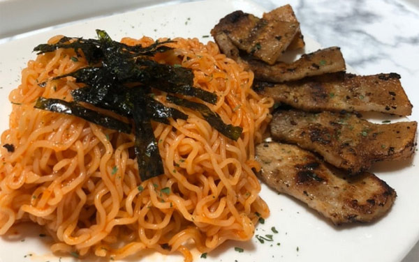 라면 말고 이거 해보세요. 비빔면 + 삼겹살 조합 미쳤습니다 - New York - 1