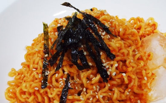 라면 말고 이거 해보세요. 비빔면 + 삼겹살 조합 미쳤습니다 - New York - 2