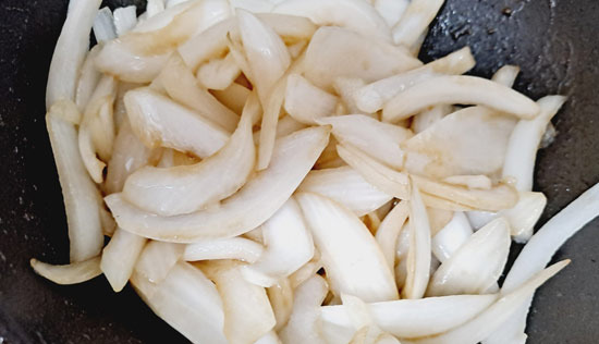 반찬 없고 귀찮을 때, 양파볶음 하나로 밥 해결 - Irvine - 3