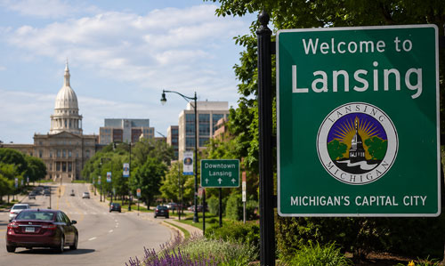 Complete Guide to Using Lansing Airport and Train Station - Lansing - 1