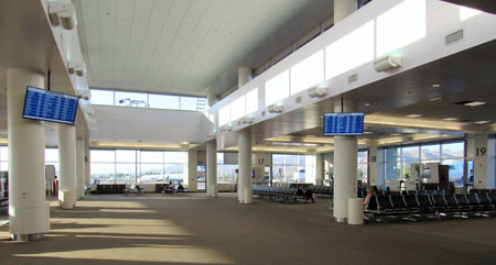 Palm Springs Airport (PSP) Just 10 Minutes from Downtown, a Convenient Regional Airport - Palm Springs - 2
